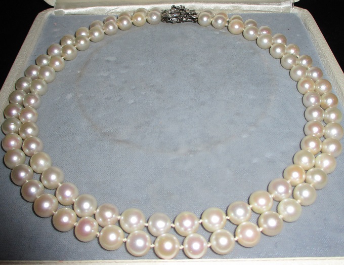 xxM1326M Antique two strand Akoya saltwater pearls 9-9,5 necklace Takst-Valuation N.kr. 115 000